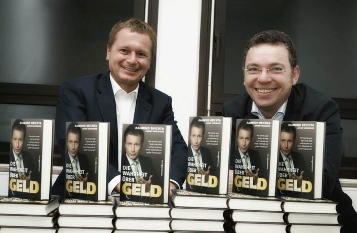 Buchautor Raimund Brichta und Bernd Veith mit dem Buch "Die Wahrheit über Geld".