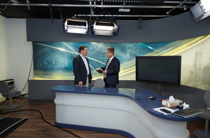 Raimund Brichta und Bernd Veith im Fernsehstudio.