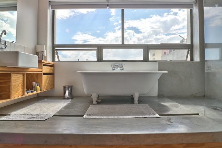 Innenansicht Bad mit freistehender Badewanne eines Apartments in Kapstadt, Südafrika.