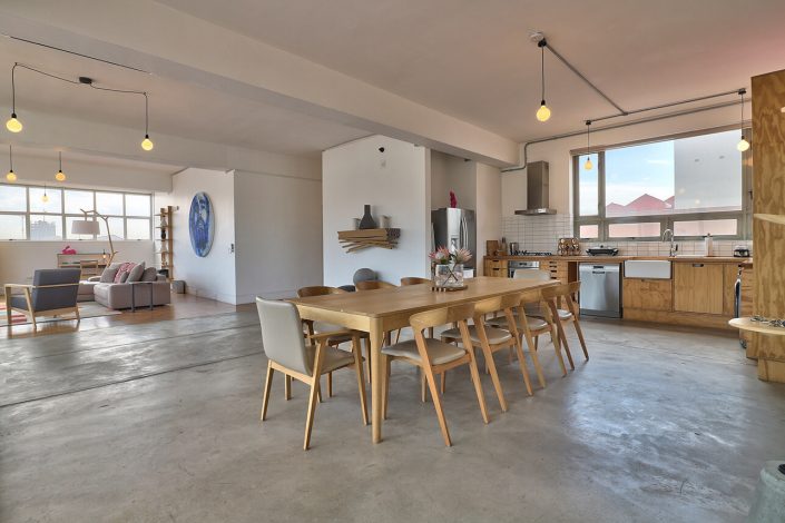 Innenansicht Wohnküche mit großem Essbereich eines Apartments in Kapstadt, Südafrika.